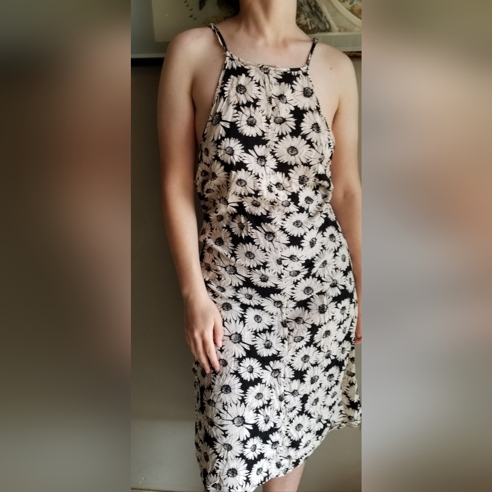 Forever 21 Daisy Print  Strap Dress. Black And White With Button Up Front